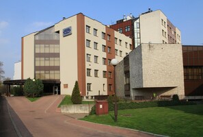 A multi-story building with a sign indicating it is a Pan Hotel. - Centrum Konferencyjne Ibib Pan (Warsaw)