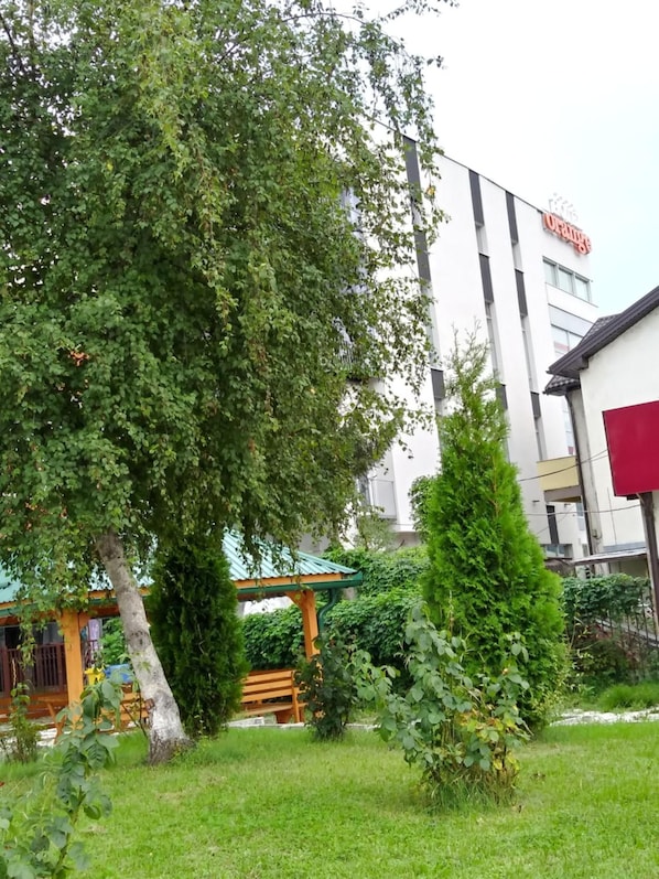 Un edificio con un cartel que dice 'Orange'.