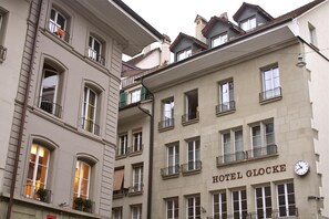 A multi-story building with a sign reading 'HOTEL GLOCKE.' - Bern Backpackers Hotel Glocke (Bern)