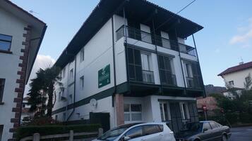 Un edificio de dos pisos con un cartel que indica 'ELIZONDO' en la fachada.
