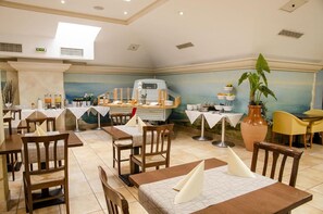 A restaurant with multiple tables, chairs, and a central serving area with a white van. - Hotel Du Faucon (Fribourg)