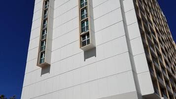 Un edificio alto y moderno con un letrero destacado que dice 'St Clair Collection'.