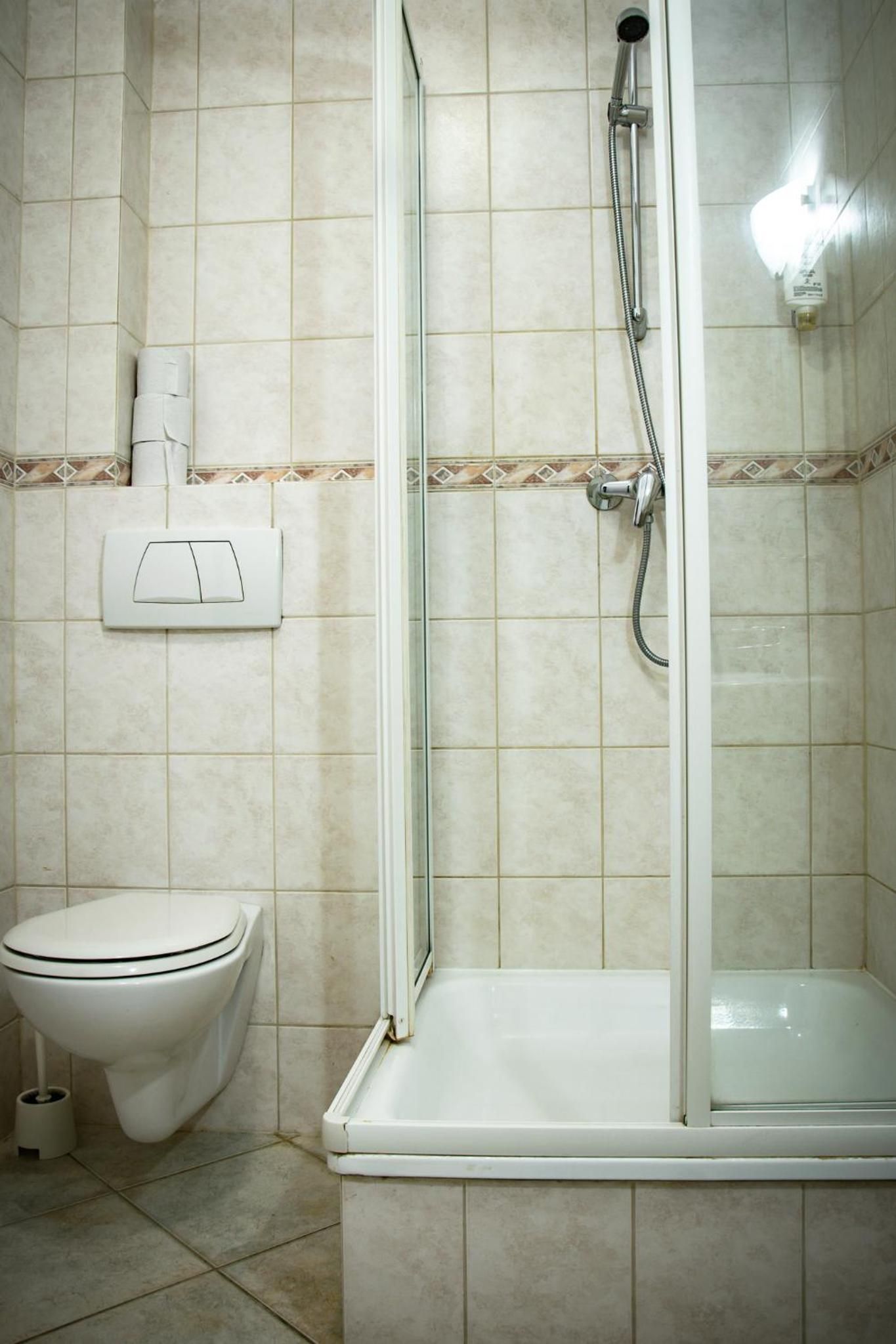 Un baño con inodoro, cabina de ducha y bañera.