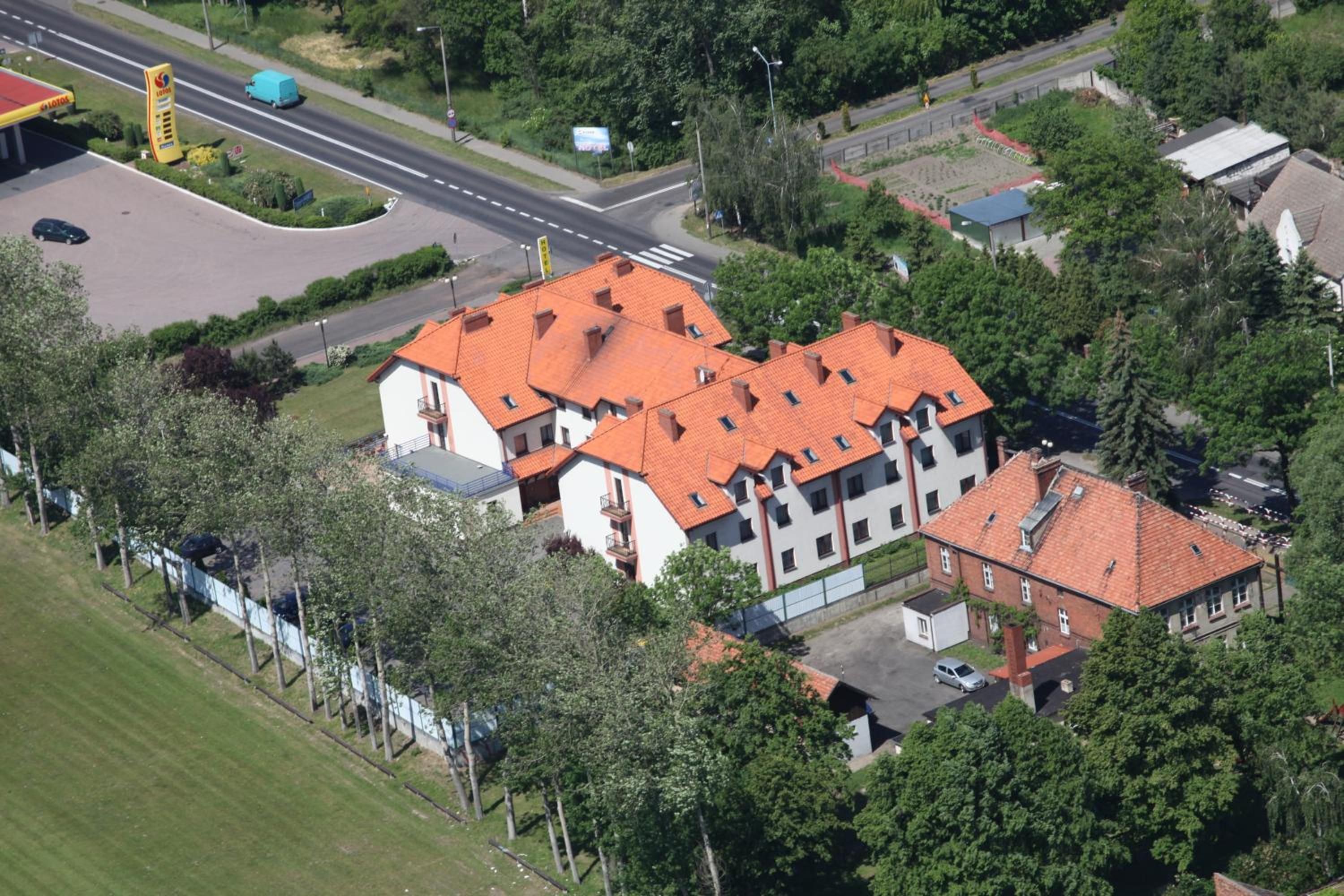 Eine Wohngegend mit einer Reihe von Reihenhäusern, einer Tankstelle und einem Straßenkreuz.