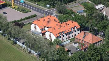 Eine Wohngegend mit einer Reihe von Reihenhäusern, einer Tankstelle und einem Straßenkreuz.