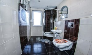 A modern bathroom with a shower, a sink, and a toilet. - Place4us (Warsaw)