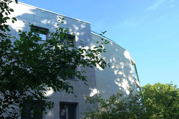 A modern building with a curved facade, large windows, and a door. - La Perla By Sedar (Como)