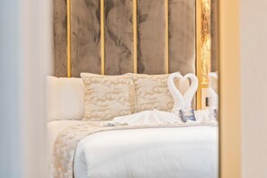 A hotel room with a bed, pillows, and a headboard. - Hotel Holloway (Birmingham)