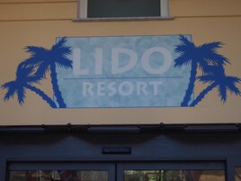 Segnaletica per LIDO RESORT con sagome di palme.