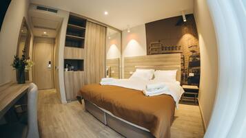 Una habitación de hotel con cama, escritorio y armario.