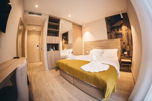 A hotel room with a bed, a bedside table, a wardrobe, and a mirror. - Hotel Verso (Mostar)