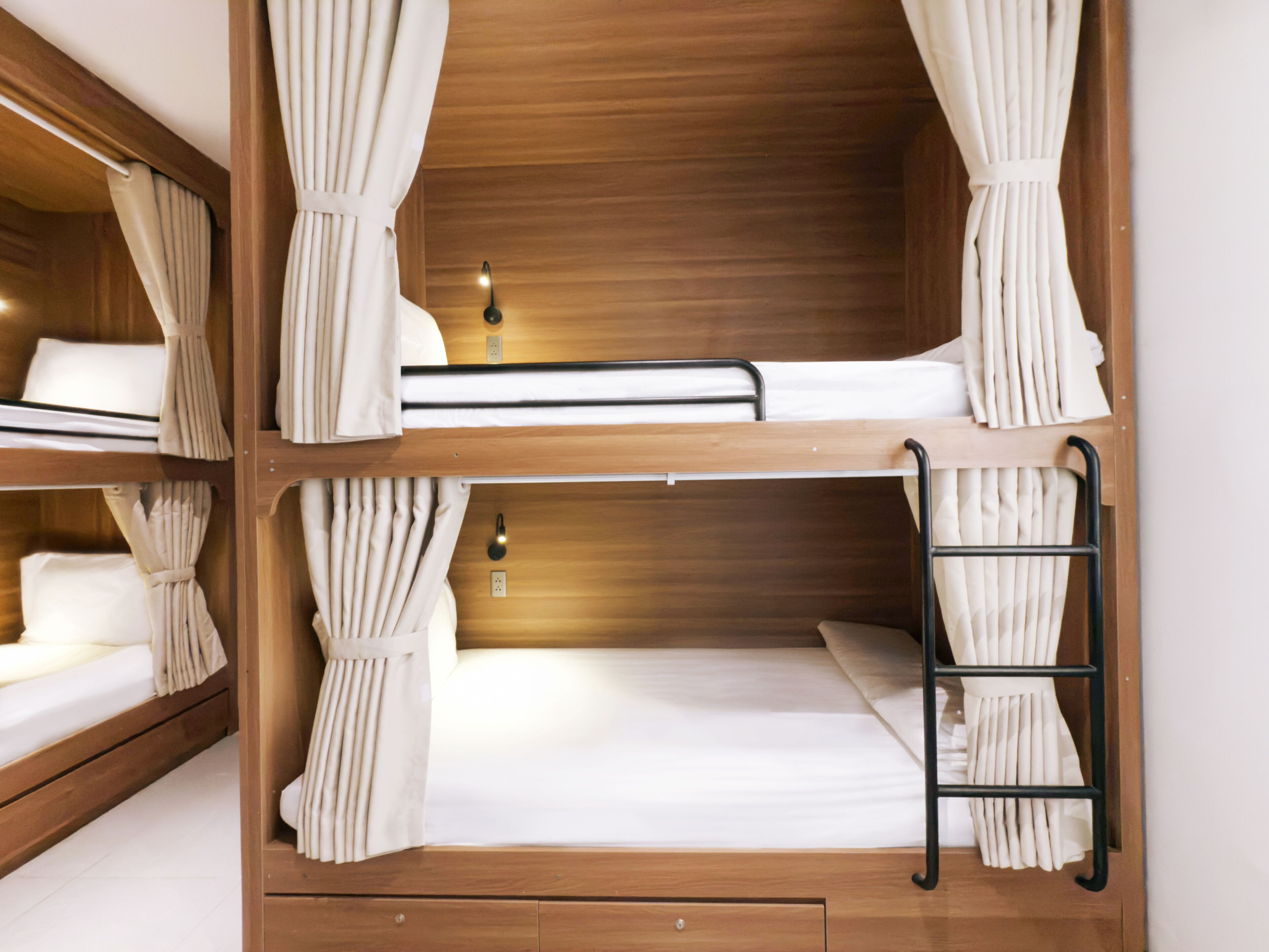 Frigobar, roupa de cama