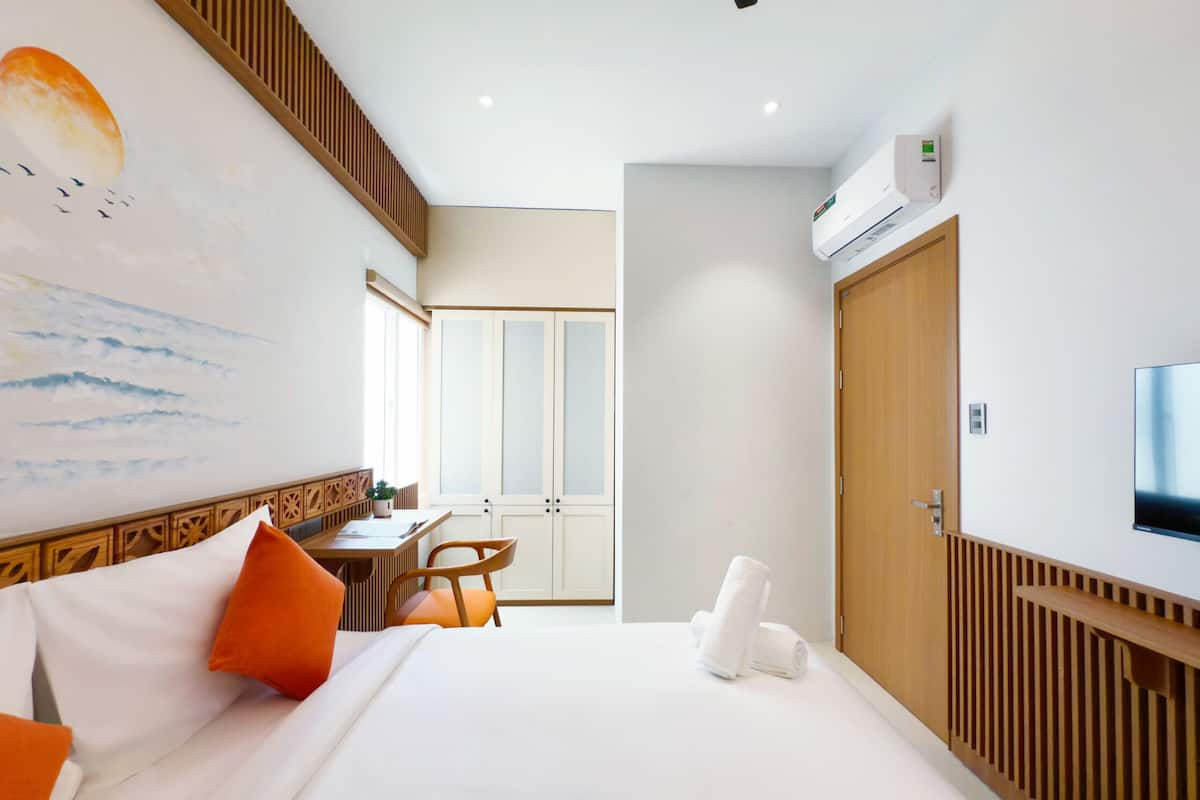 Standard Apartment, 2 Bedrooms, Kitchen | Minibar, bed sheets