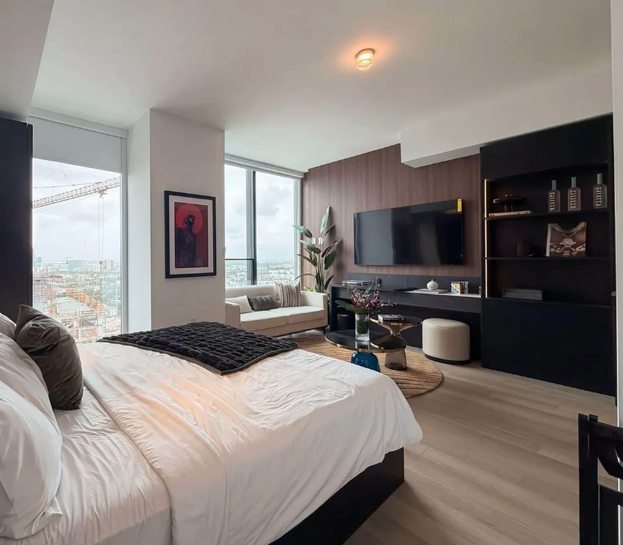 Estudio superior, 1 cama de matrimonio grande, vistas a la ciudad | Caja fuerte, escritorio, espacio para trabajar con un portátil