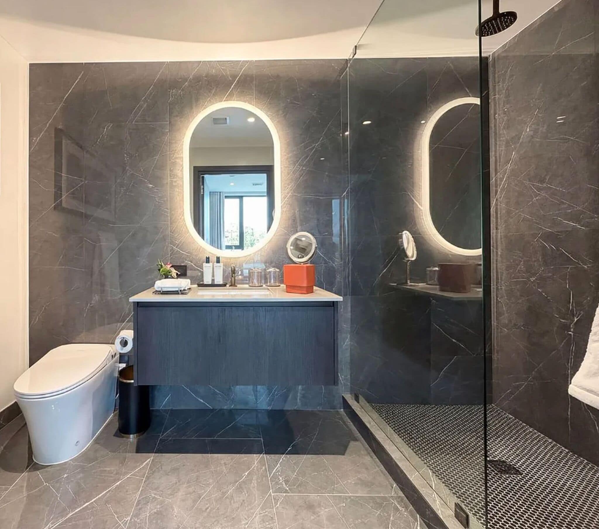 Superior Studio, 1 King Bed, City View | Bathroom | Shower, free toiletries, hair dryer, bathrobes