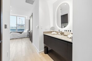 Studio Cao cấp, 1 giường cỡ king, quang cảnh thành phố | Phòng tắm | Buồng tắm vòi sen, đồ dùng nhà tắm miễn phí, máy sấy tóc, khăn tắm 