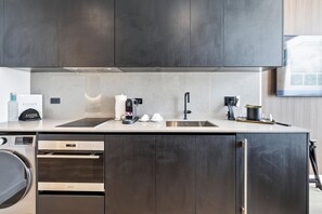 Estudio de lujo, 1 cama de matrimonio grande, vistas a la ciudad | Cocina privada | Frigorífico grande, microondas, horno y placa de cocina