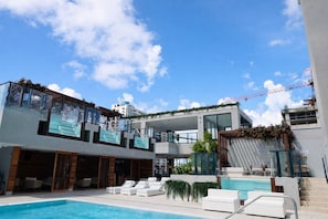 Una piscina al aire libre