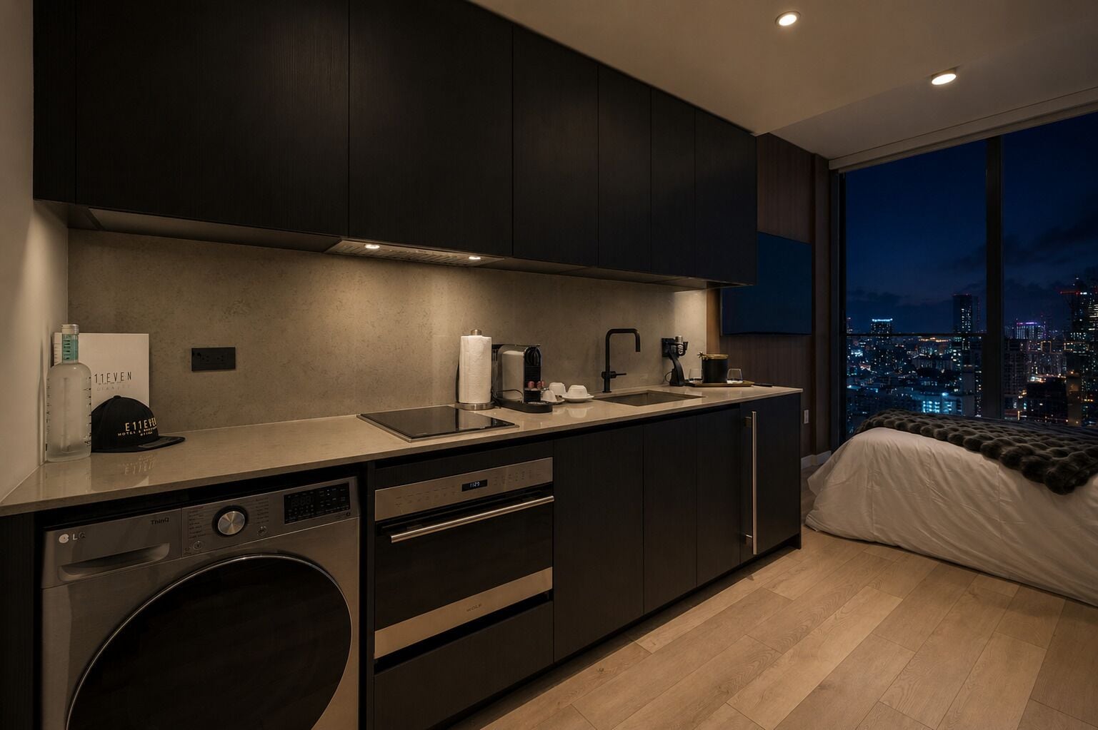 Luxe studio, 1 kingsize bed, uitzicht op de stad | Privékeuken | Een koelkast met diepvriezer, een microgolfoven, een oven, een kookplaat