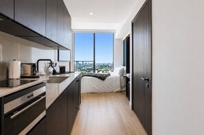Estúdio superluxo, 1 cama King, vista para a cidade | Cozinha privada | Geladeira grande, micro-ondas, fogão, cooktop