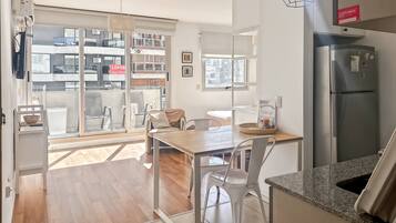 Apartment, 1 Bedroom, Balcony, City View | Dining room