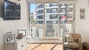 Apartamento, 1 quarto, sacada, vista para a cidade | Área de estar