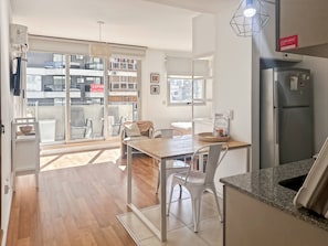 Apartamento, 1 quarto, sacada, vista para a cidade | Sala de jantar