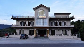 Un edificio de dos pisos con un cartel que dice 'WILDBEST HOTEL'.