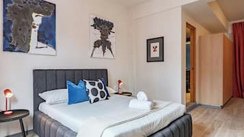 Luxury Apartment | Desk, laptop workspace, iron/ironing board, free WiFi