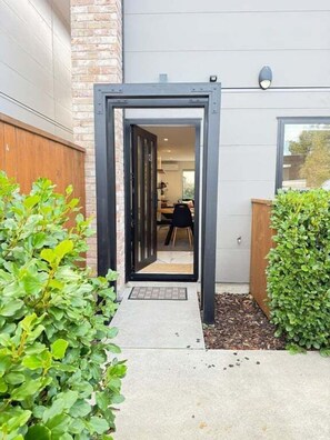 Exterior detail - Freyberg · Hagley Park doorstep - Bookahome (Christchurch)