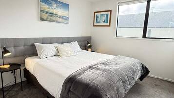 Iron/ironing board, bed sheets