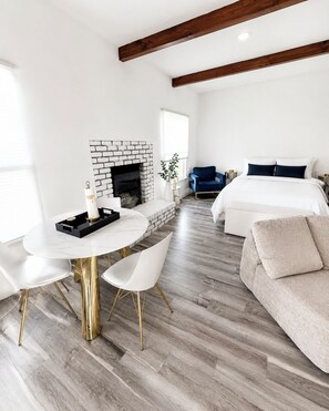 Room - Luxury huge private entrance and backyard suit in Long Beach (Long Beach)