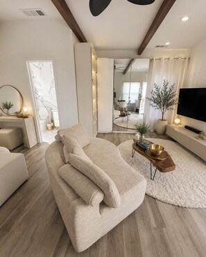 Living area - Luxury huge private entrance and backyard suit in Long Beach (Long Beach)