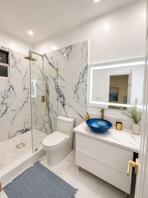 Bathroom - Luxury huge private entrance and backyard suit in Long Beach (Long Beach)