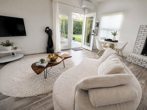 Living area - Luxury huge private entrance and backyard suit in Long Beach (Long Beach)