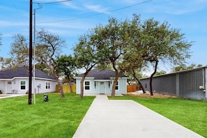 Ein Wohnhaus mit Garten und Garage.
