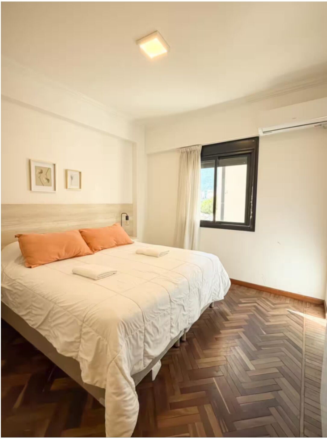 2 habitaciones, tabla de planchar con plancha y cuna de viaje 
