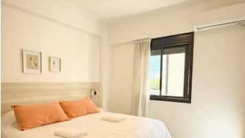 2 habitaciones, tabla de planchar con plancha y cuna de viaje