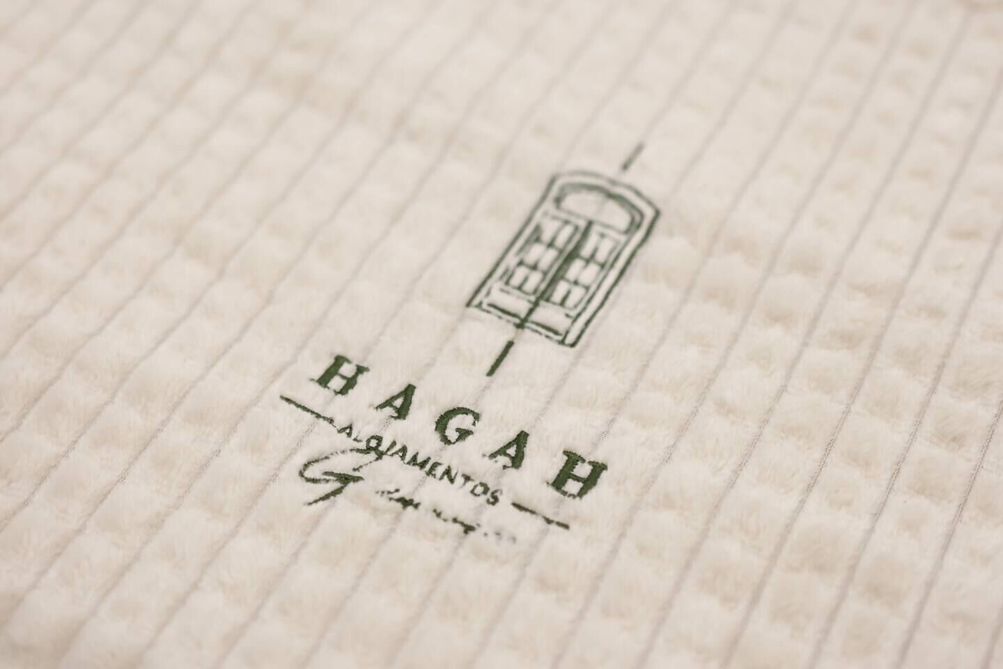 Pàgina d'un quadern ratllat amb la paraula 'HAGAH' i una il·lustració d'una xeringa.