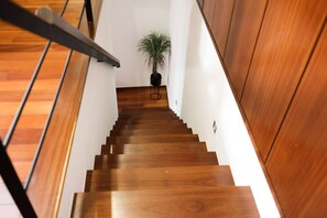 Eine hölzerne Treppe mit einem Blumentopf oben.