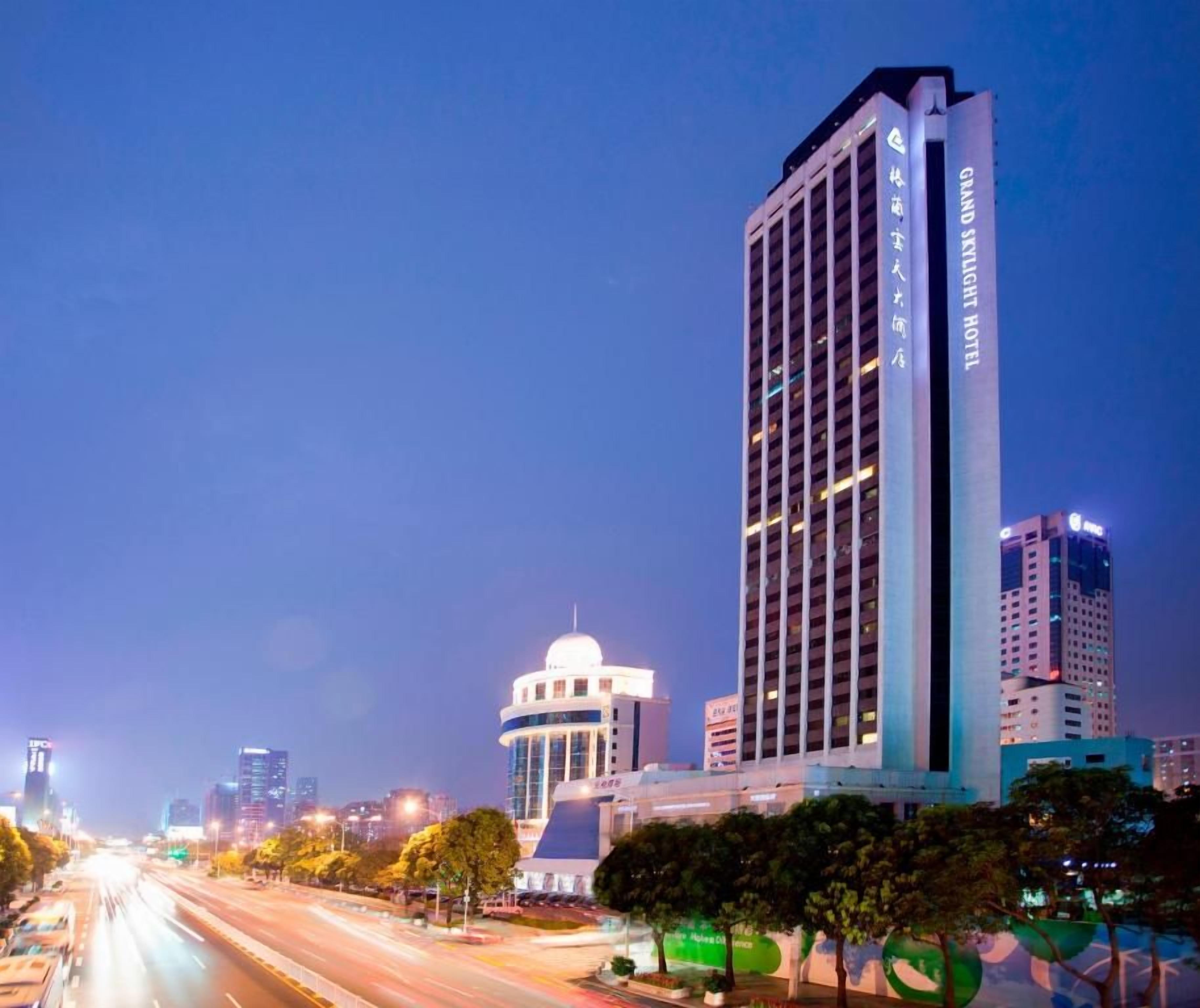 Un hotel moderno de gran altura, con varios pisos y una entrada destacada.