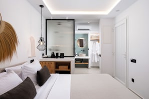 Un dormitorio moderno con cama, mesita de noche y un espejo grande.