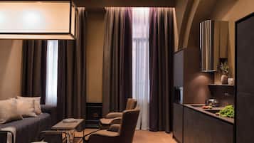 Een modern interieur met een eethoek, een bank, een stoel en een keuken met een inbouwoven.