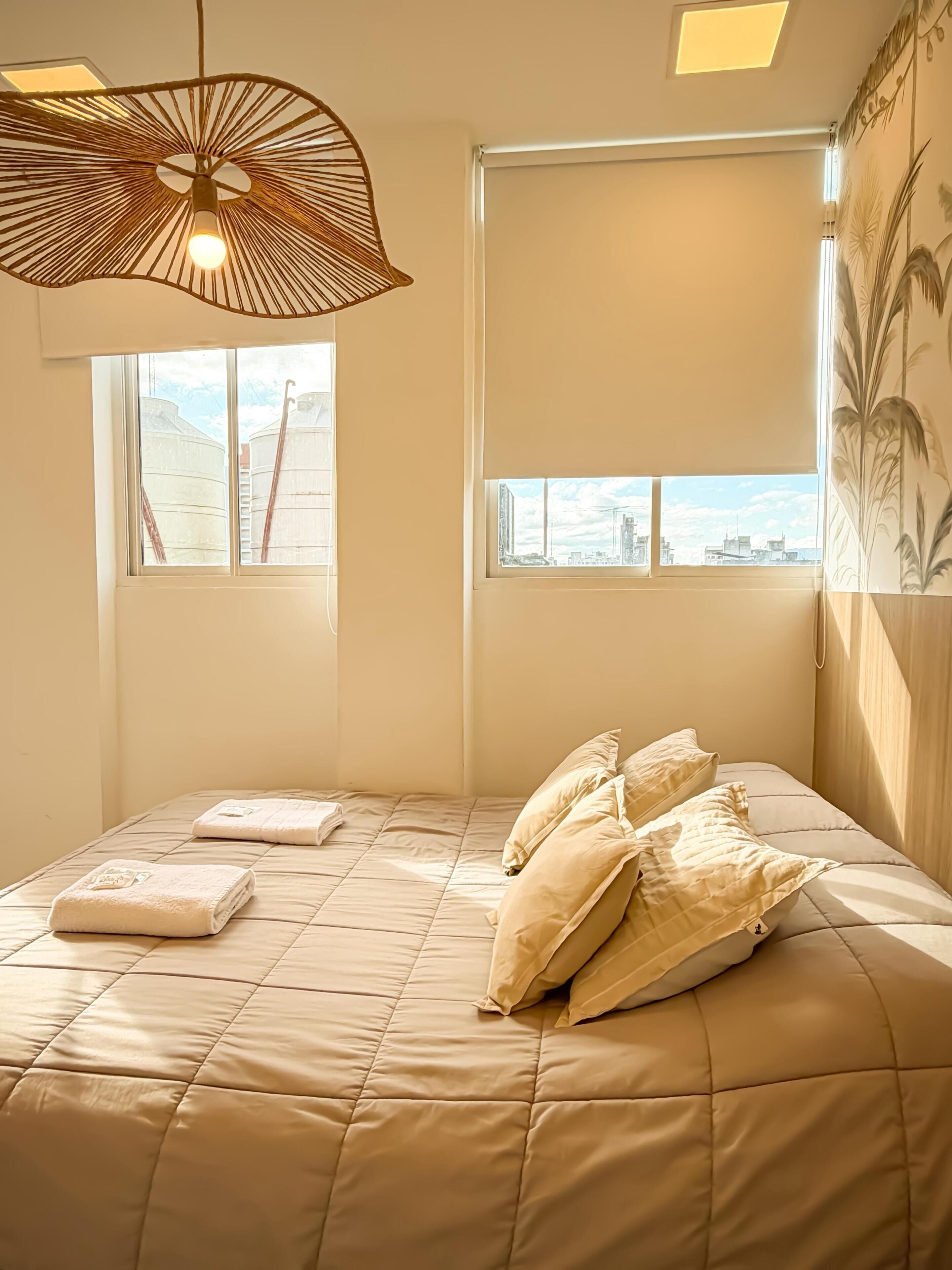 1 habitación, tabla de planchar con plancha y cuna de viaje 