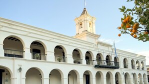 Un edificio con una serie de arcos y una torre.