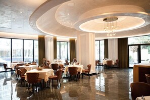Dining - Bonita Luxury Resort (Golem)