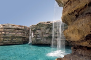 Une formation rocheuse naturelle avec une cascade.