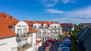 Un immeuble résidentiel appelé « Villa Rawia 2 », doté de balcons et d’un espace de stationnement.