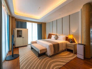 A modern hotel room with a large bed, bedside tables, a wardrobe, and a flat-screen TV. - Grand Skylight Hotel Wuhan Optics Valley (Wuhan)
