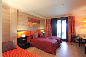 A hotel room with two beds, a desk, a chair, and a painting on the wall. - Dolcet L Hotel (Alàs i Cerc)